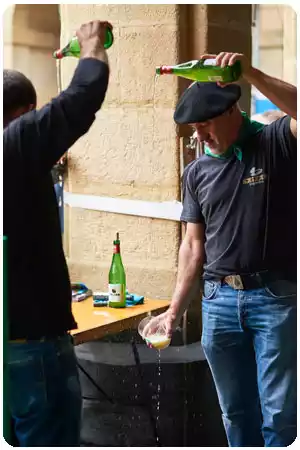 vascos escanciando sidras